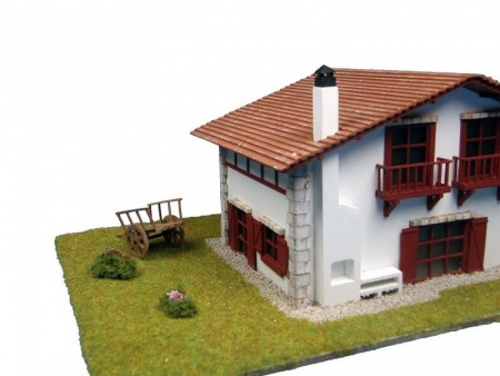 Фото Сборная деревянная модель деревенского дома Artesania Latina Chalet kit de Caserío con carro, 1/72 | Инномарт
