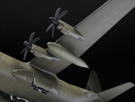 Фото Сборная модель ZVEZDA Военно-транспортный самолет С-130J-30, 1/72 | Инномарт
