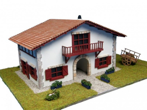 Сборная деревянная модель деревенского дома Artesania Latina Chalet kit de Caserío con carro, 1/72 | Инномарт